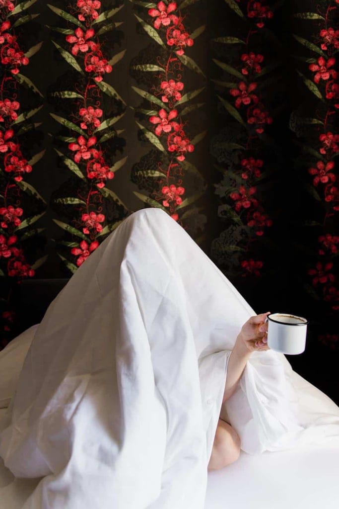 seit1832 nachhaltige Bettwäsche weiß Frau mit Kaffeetasse im Bett