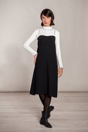 SinWeaver alternative fashion Kurzes Kleid knielang weit schwarz Träger weiß Stickerei Schrift