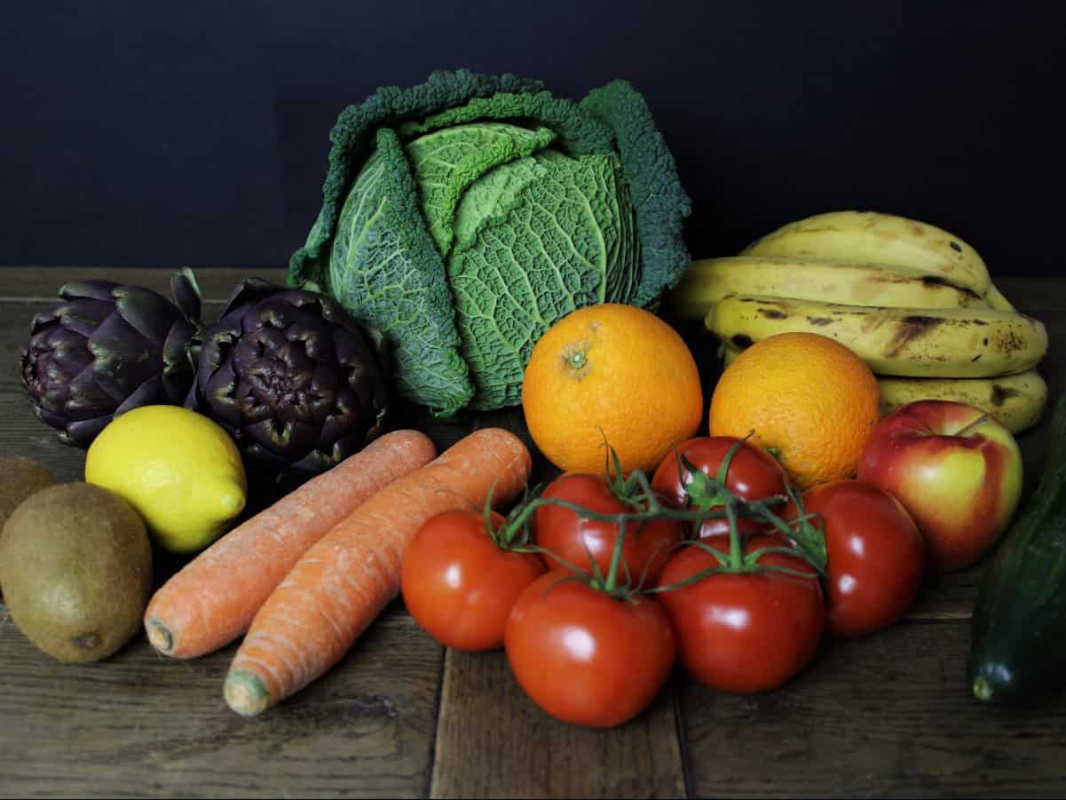 Obst und Gemüse auf Tisch