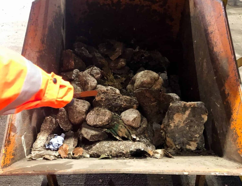 Aussortierte Steine einer Biokompostieranlage in Container