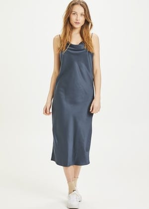KnowledgeCotton Apparel Midi Kleid - CANNA Satin Strap Dress - aus recyceltem Polyester