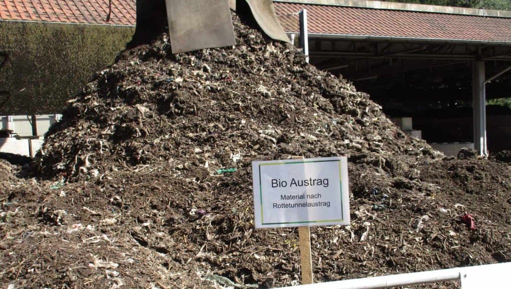 Austrag Biomüll nach Rottetunnel vor Endabsiebung Bio Austrag der Biokompostieranlage WGV in Quarzbichl