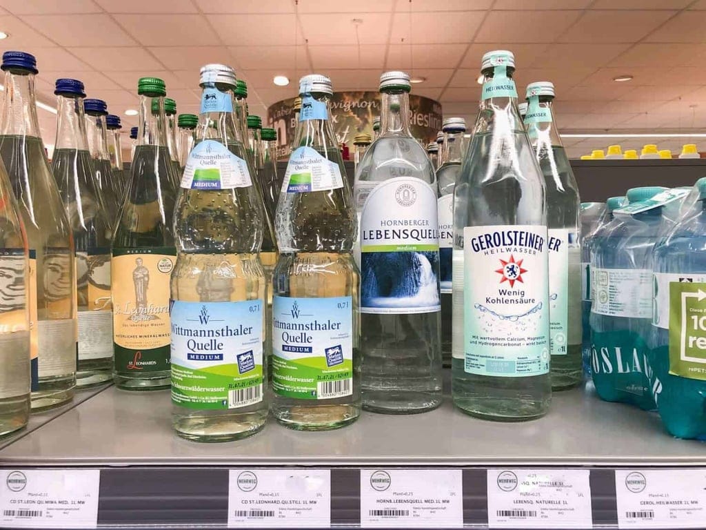 Wasser in Glasflaschen im Supermarkt
