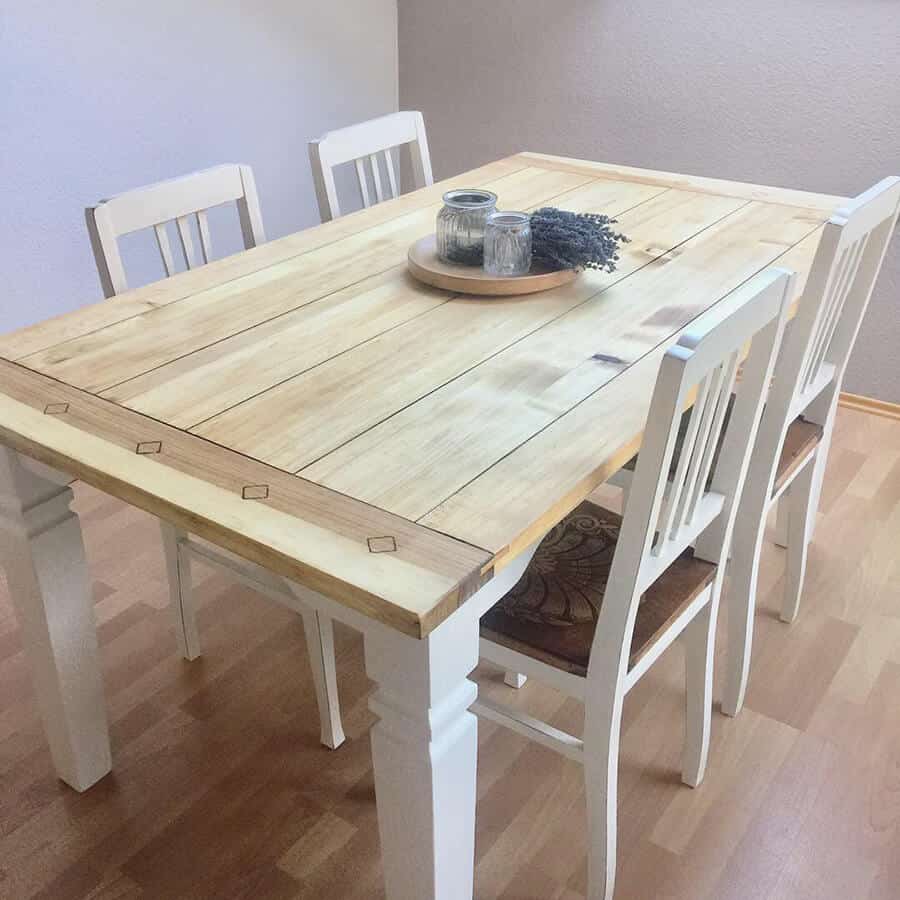 Restaurierter alter Tisch