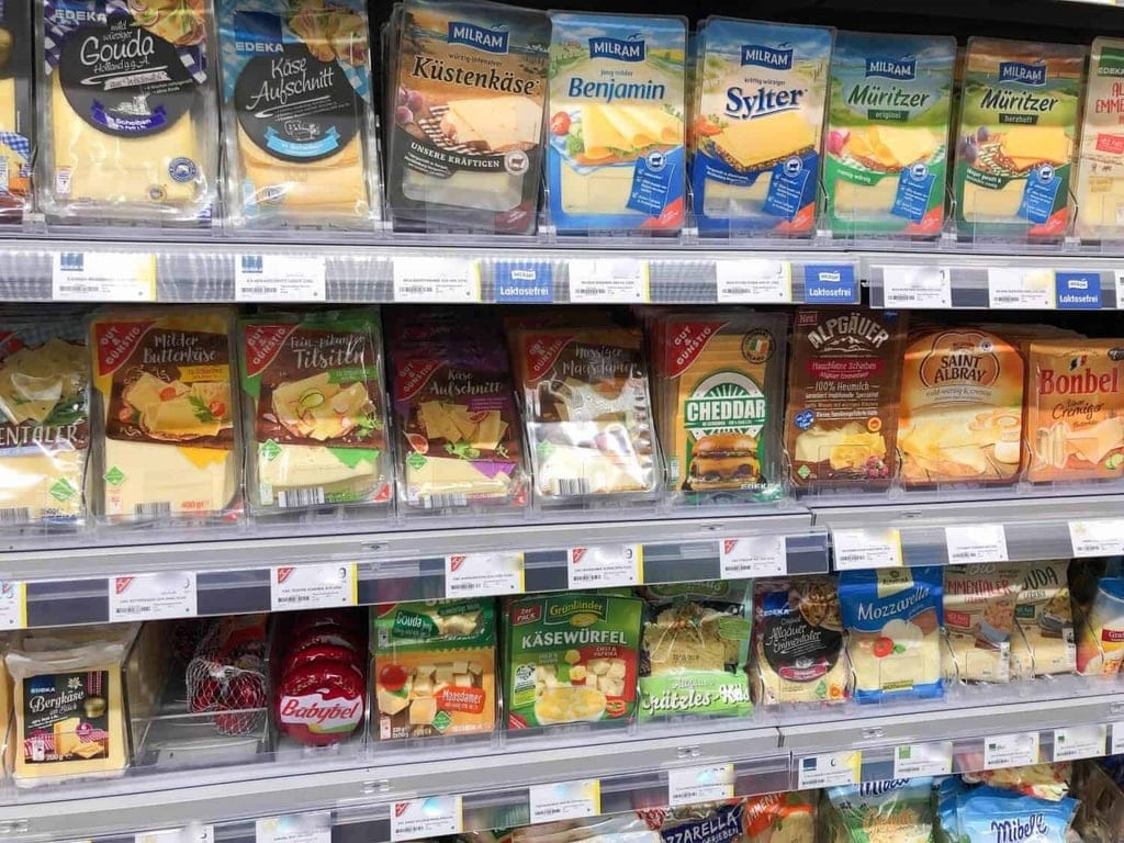 Käse in Plastikverpackung im Supermarkt