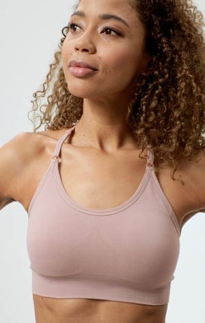 OGNX Sports Bra Crossback. Frauen Yoga BH Rosa. Cups A-E. 95% recyceltes polyamid, 5% elasthan. Nachhaltige Yoga Kleidung