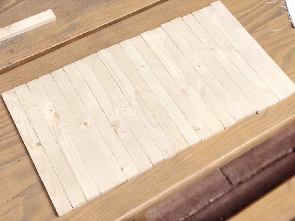Holzstäbe auf Holztisch