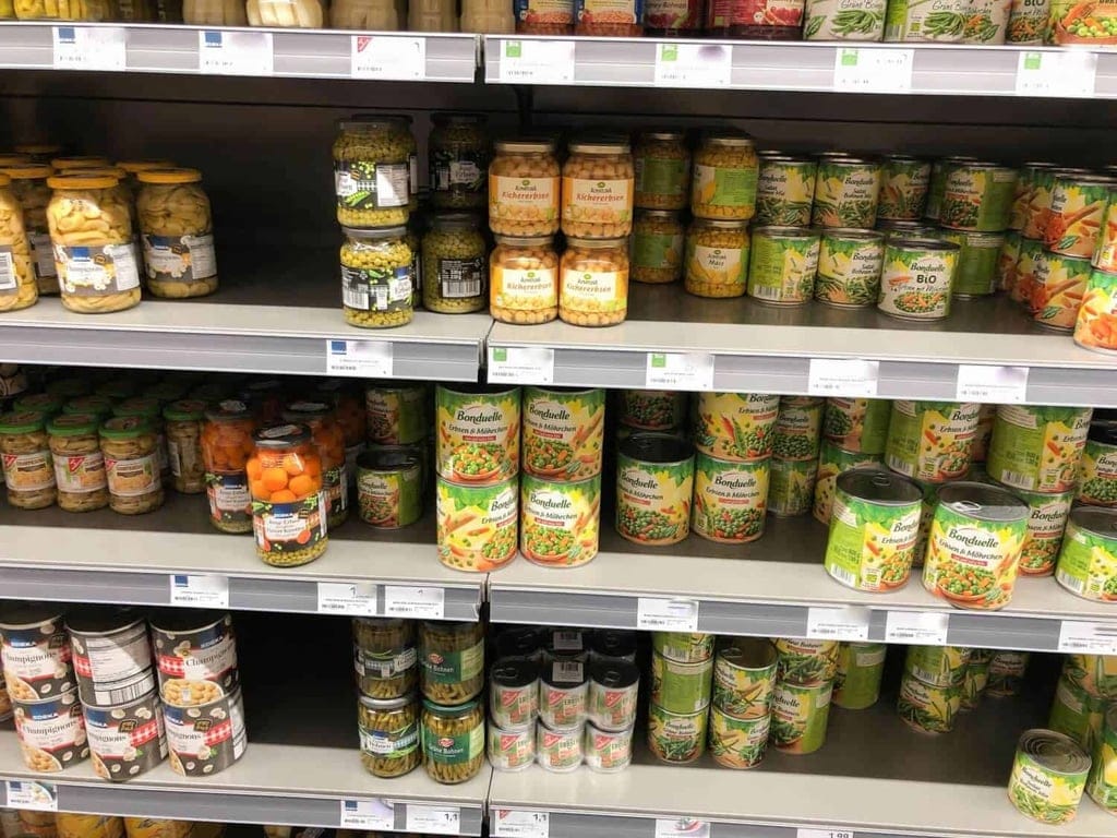 Gemüse in Konservendosen oder im Glas im Supermarkt