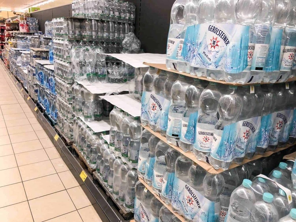 Eine Reihe an Plastikflaschen im Supermarkt