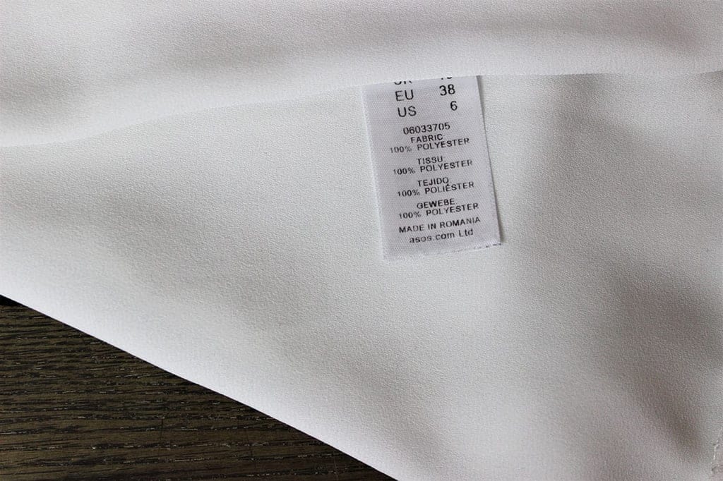 Weißer Polyester Stoff mit Etikett