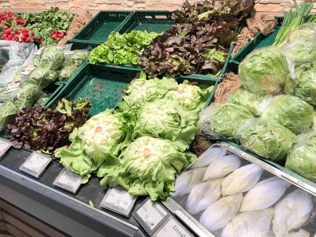 Salat unverpackt oder in Plastik im Supermarkt