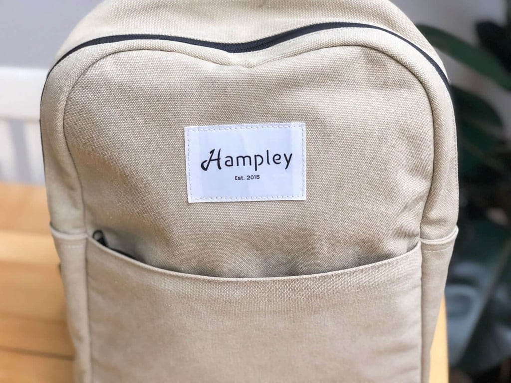 Hampley Rucksack in Natur Nahansicht mit Logo und Außenfach