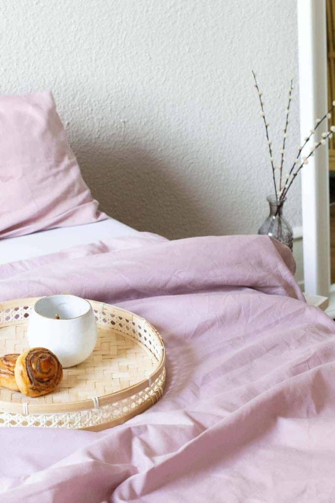 seit1832 nachhaltige Bettwäsche rosa mit Frühstückstablett im bett