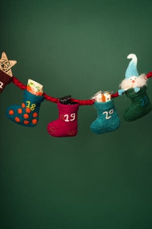 El Puente der faire Adventskalender aus Filz mit 24 befüllbaren Socken am Band