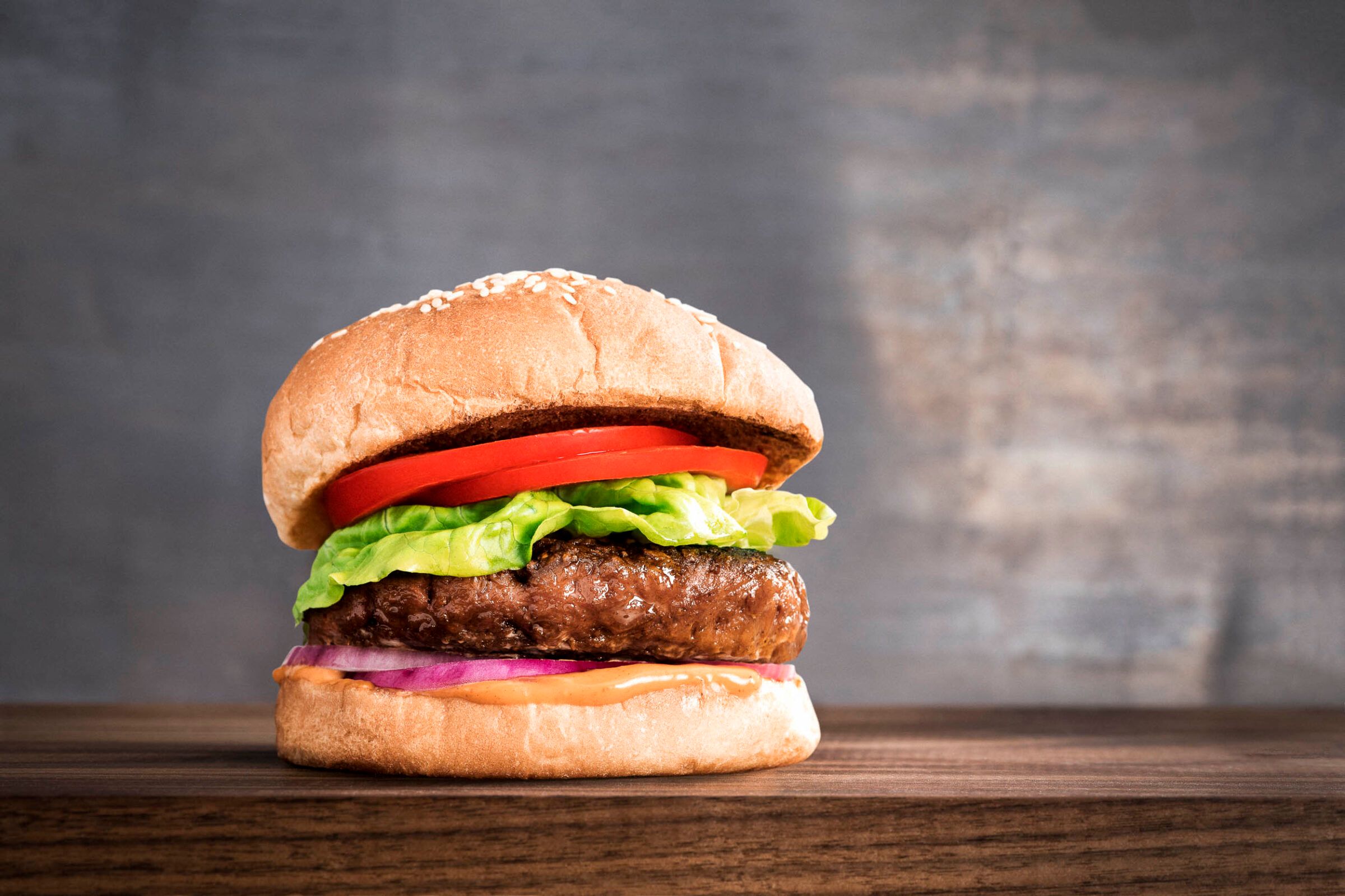 Beyond Meat Beyond Burger mit Tomaten, Salat, Zwiebel