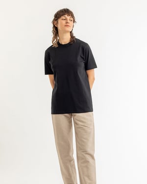 Rotholz T-Shirt mit breitem Kragen aus Bio-Baumwolle