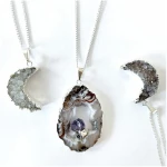 Crystal and Sage Moon - vergoldete Halskette mit Achatmond mit Kristalldruse