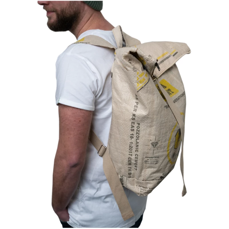 Nyuzi Blackwhite Rolltop Rucksack | recycelt aus Zementsäcken | leicht, wasserfest, stabil