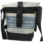 Nyuzi Blackwhite Umhängetasche | recycelt aus Zementsäcken | 2 in 1 Tasche und Rolltop Rucksack in verschiedenen Farben in Größe S