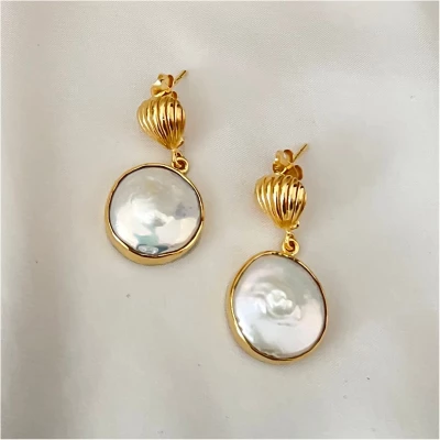 Clam Shell Pearl Earrings - GOLD