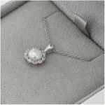 Eppi Goldene Halo-Halskette mit Perle und Diamanten Maviga