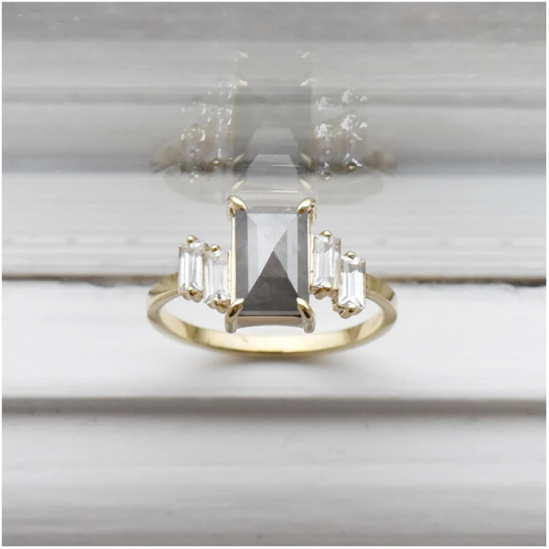 Eppi Goldener Ring mit Baguette Diamant und Saphiren Elva