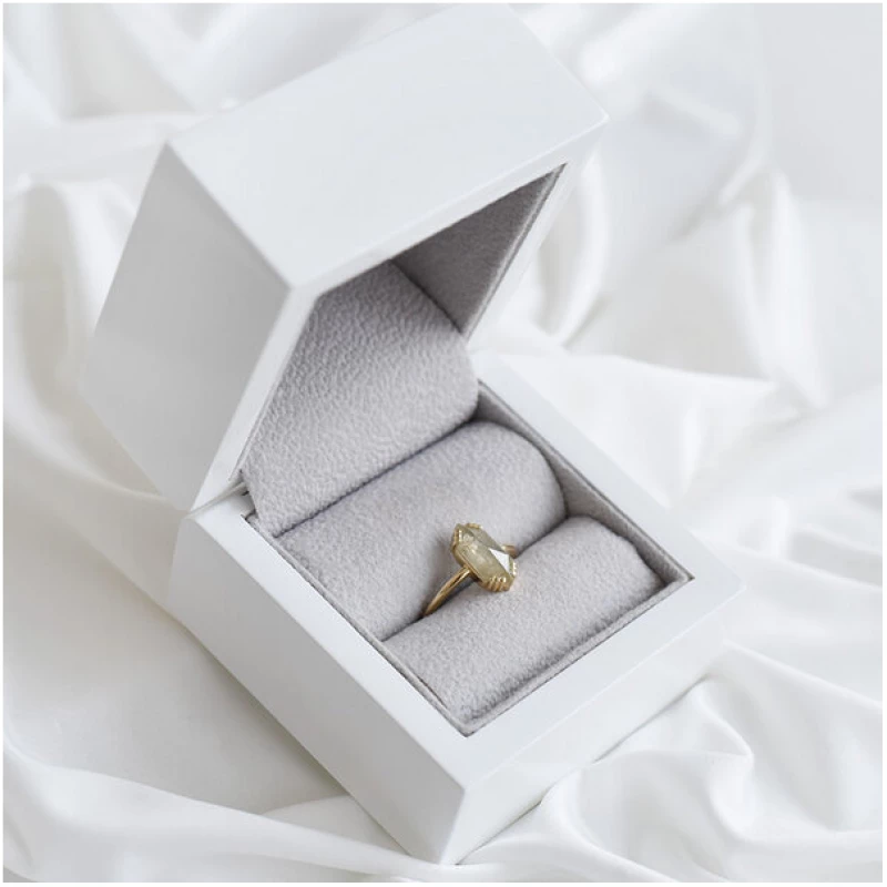 Eppi Goldener Ring mit Hexagon Salt und Pepper Diamanten Yene