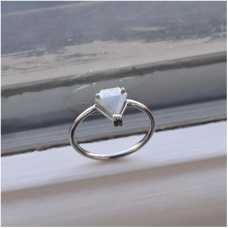 Eppi Goldener Ring mit Pentagon Salt and Pepper Diamant Azat