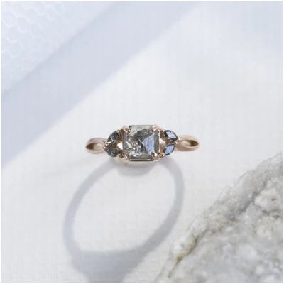 Eppi Goldener Ring mit einem Salt and Pepper Diamanten und Diamanten in Marquise-Form Sila