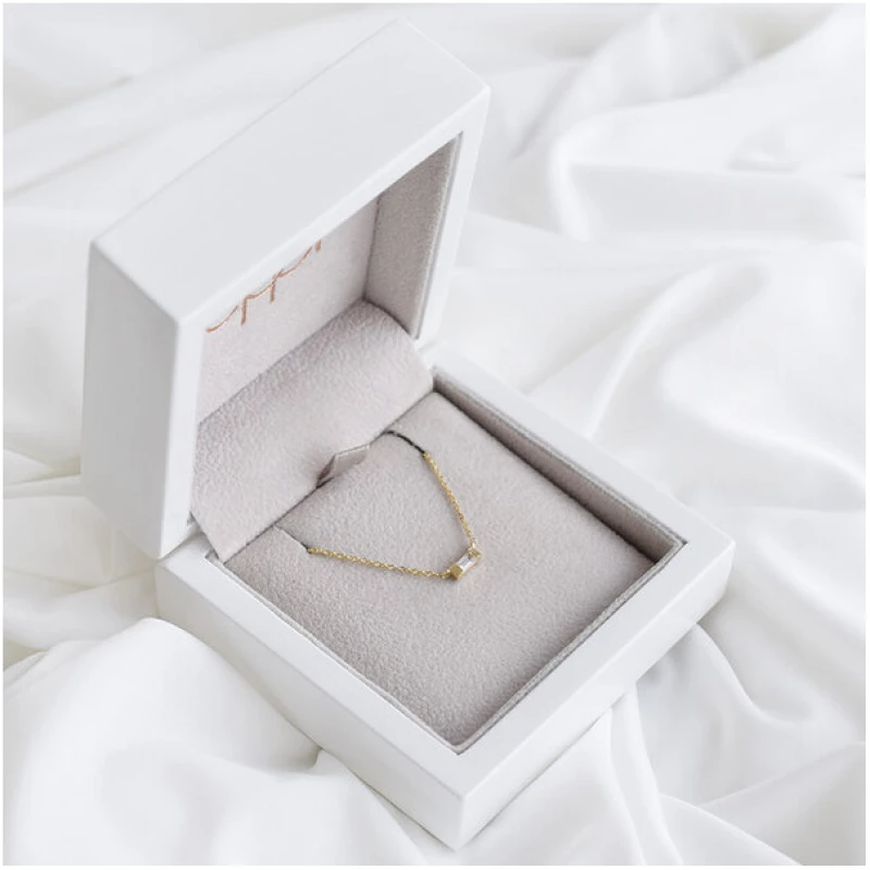 Eppi Halskette aus Gold mit weißem Saphir mit Baguette-Form Sharly