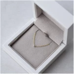 Eppi Minimalistische Halskette in Gold mit Moissanit Glosie