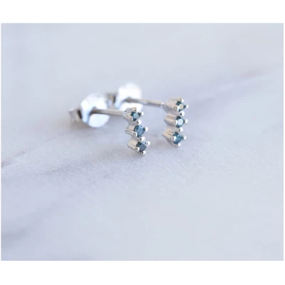 Eppi Minimalistische Ohrringe mit blauen Diamanten Nara