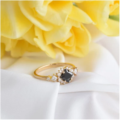 Eppi Perfekter Ring mit schwarzem Diamanten und Moissaniten Medrie