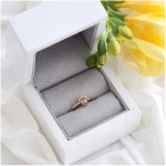 Eppi Perfekter Verlobungsring mit einem hellrosa Diamanten Zita