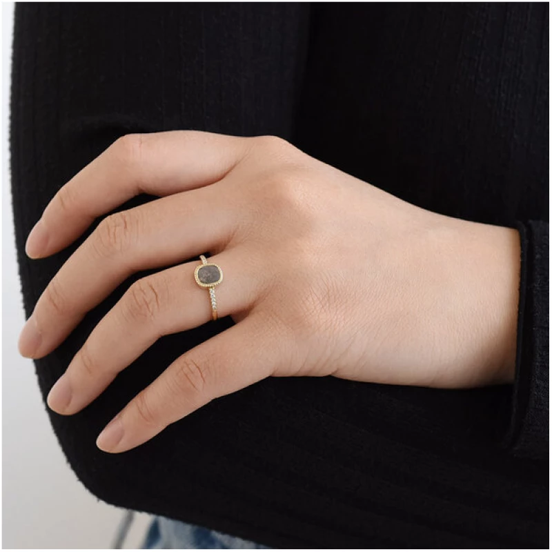 Eppi Ring mit Emerald Salt and Pepper Diamanten und Diamanten Adaline