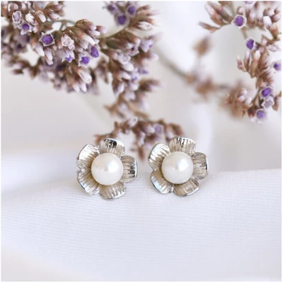 Eppi Romantische goldene Ohrringe mit Perlen Caroline
