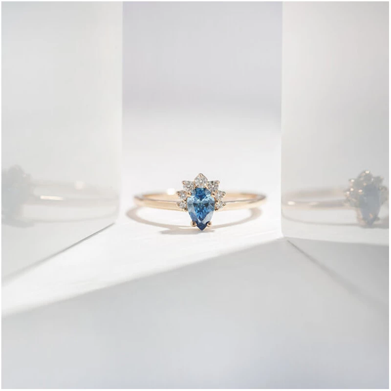 Eppi Verlobungsring mit einem zertifizierten blauen Lab Grown Diamanten Wilf