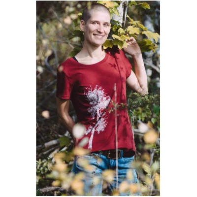 Life-Tree Shirt aus Biobaumwolle Fairwear für Damen "Kiefer" in Burgund Rot