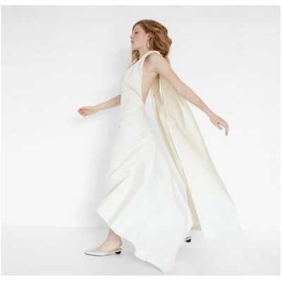 Natascha von Hirschhausen Cremefarbenes Hochzeitskleid mit Schleppe aus Bio-Baumwolle