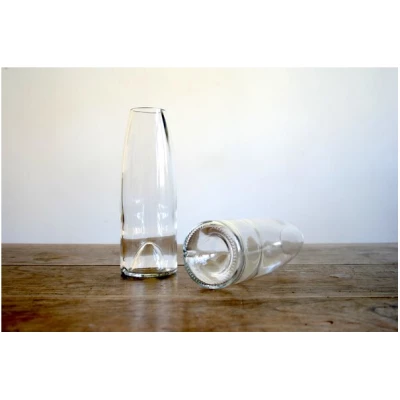 Wandelwerk Vase handgefertigt aus einer Weinflasche, "Die Schlanke"