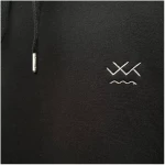 Waterkoog Hoodie, WK BLCK, schwarzer Hoodie aus 100% Biobaumwolle mit gesticktem Logo