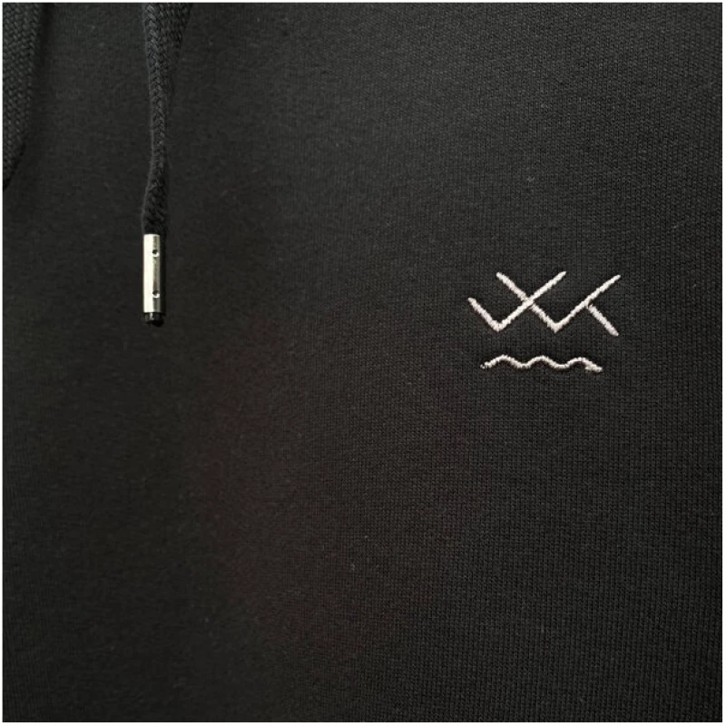 Waterkoog Hoodie, WK BLCK, schwarzer Hoodie aus 100% Biobaumwolle mit gesticktem Logo