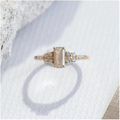 Eppi Ring mit einem Salt and Pepper Diamanten in Emerald-Form und Diamanten Mikolaj
