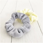 make it last Scrunchie aus Baumwollsamt in zitronengelb und dusty lila