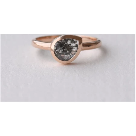 Eppi Goldener Ring mit Salt'n'Pepper Pear-Diamant Luna