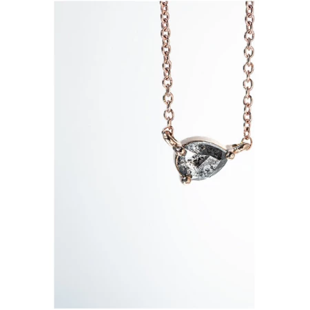 Eppi Halskette mit Salt and Pepper Diamant in Birnenform Maliah