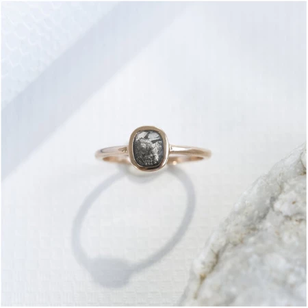 Eppi Ring mit einem Salt and Pepper Diamanten in Emerald-Form Christy