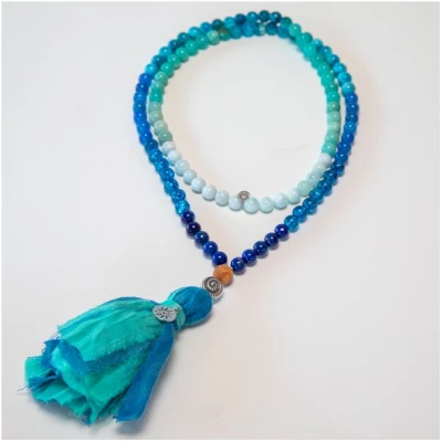 Divasya Mala-Kette "Meeresgöttin" in blauem Farbverlauf mit Quaste aus recyceltem Sari