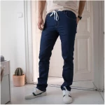 Vresh Clothing Valco - Regular Jeans aus Biobaumwoll-Mix, Dunkelblau/Schwarz