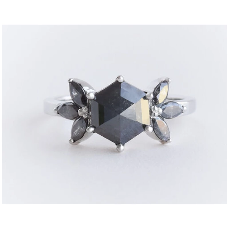 Eppi Ring mit Hexagon Salt and Pepper Diamanten und Marquise Diamanten Bonnie